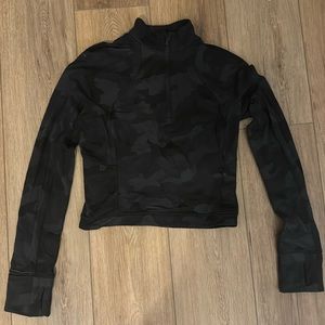 Lululemon Cropped Half Zip - Size 6 - Black Camo
